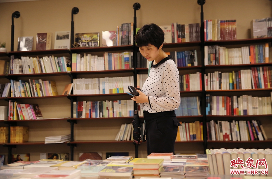 看書的人。