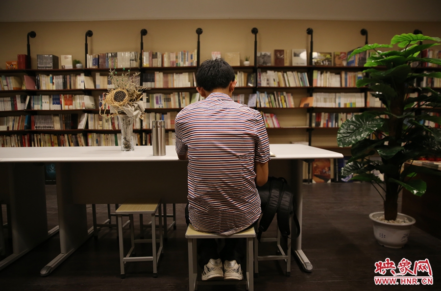 5月23日晚，鄭州一家24小時(shí)（周五、周六）書店?duì)I業(yè)。慕名而來的客人在看書。