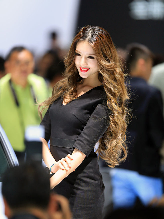 2014成都車(chē)展最美車(chē)模出爐 酥胸、長(zhǎng)腿、美背