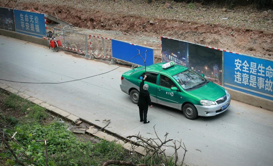 大媽風(fēng)中托舉電纜半小時(shí) 讓數(shù)百車輛平安通過(guò)