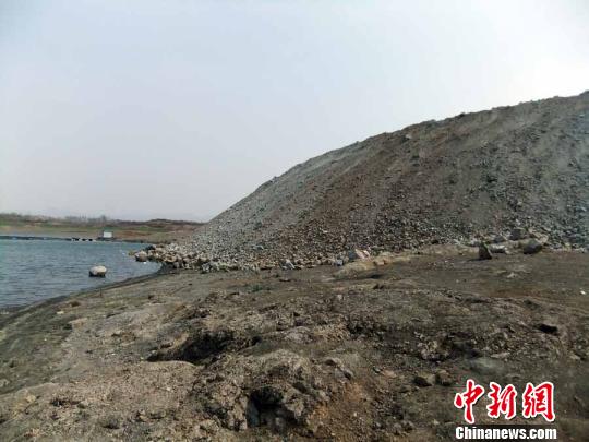 填湖造地，在鴨河水庫(kù)非法建設(shè)有越演越烈之勢(shì)。吳揚(yáng)　攝