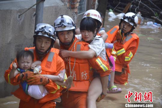 圖為漳平消防大隊(duì)涉水轉(zhuǎn)移被困群眾。