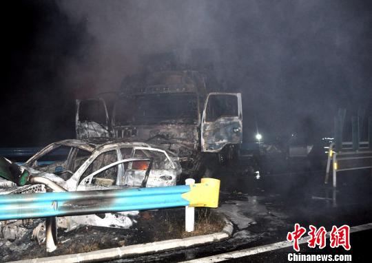 10月2日0時(shí)許，杭瑞高速貴州江口縣往銅仁市方向，距王家溝隧道出口200米處，發(fā)生一起三車追尾交通事