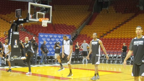 馬刺備戰(zhàn)對陣熱火的第一場總決賽比賽之前，麥蒂亮相訓(xùn)練場，受到媒體狂熱追捧，在馬刺球員中風(fēng)頭最勁，他也