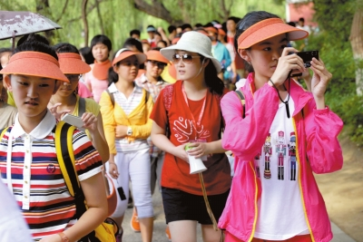 未名湖畔，游人紛紛拍照留念。