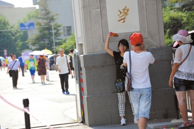 不愿排隊(duì)等待的游客只在門前留影。