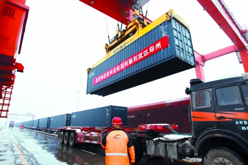 8日,帶回41集裝箱汽車(chē)原配件、動(dòng)車(chē)高鐵鋼板、高檔飲料