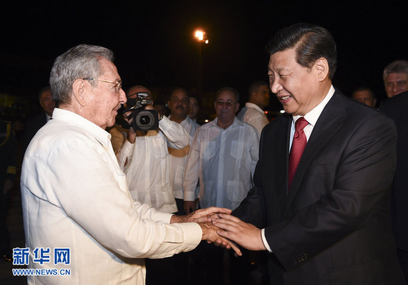 這是古巴國務(wù)委員會主席兼部長會議主席勞爾·卡斯特羅到機(jī)場為習(xí)近平送行。