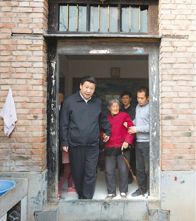 3月17日，習(xí)近平在東壩頭鄉(xiāng)張莊村看望85歲老人張景枝。